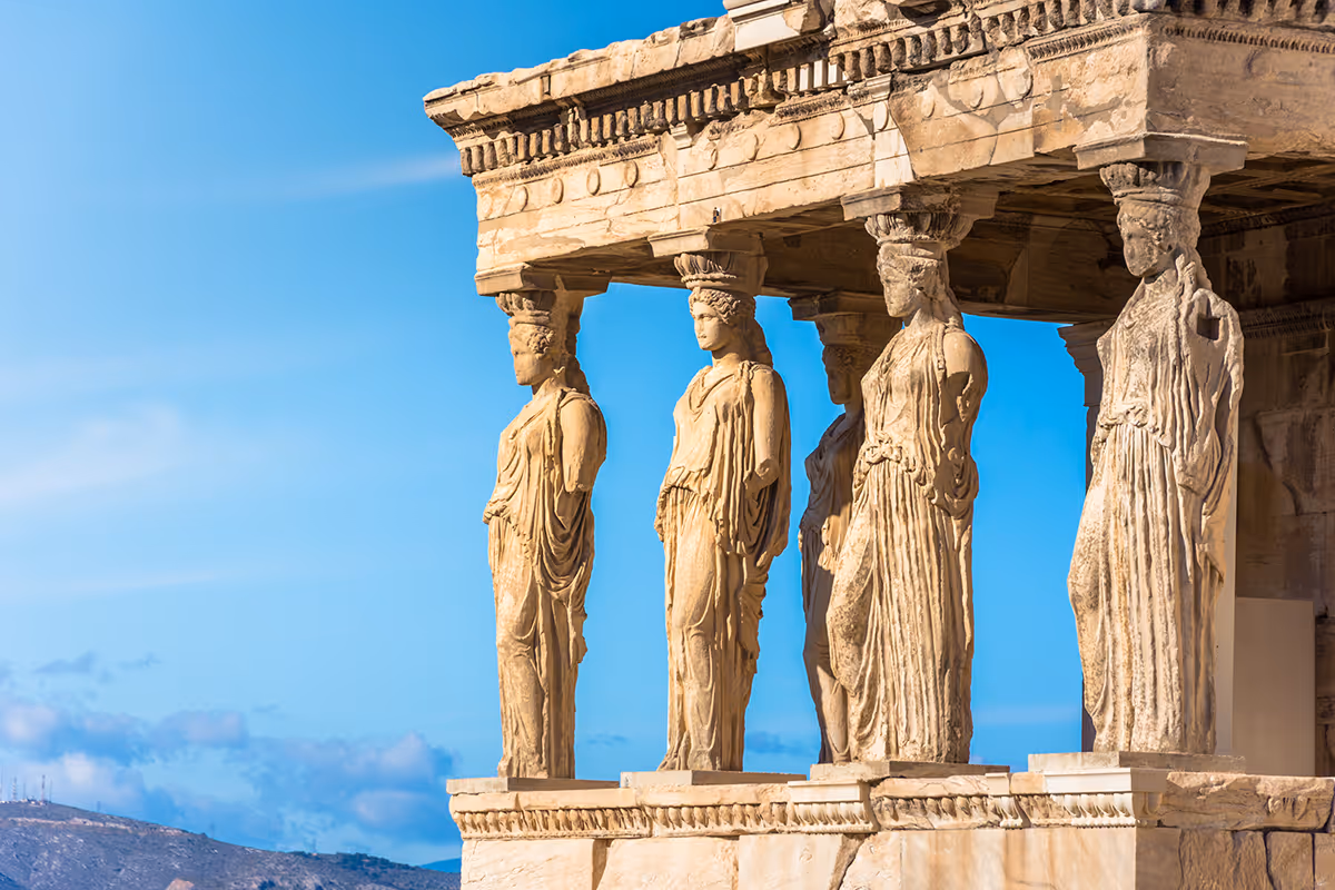 Die Karyatiden-Skulpturen tragen das Dach des Erechtheion-Tempels in Athen bei blauem Himmel.