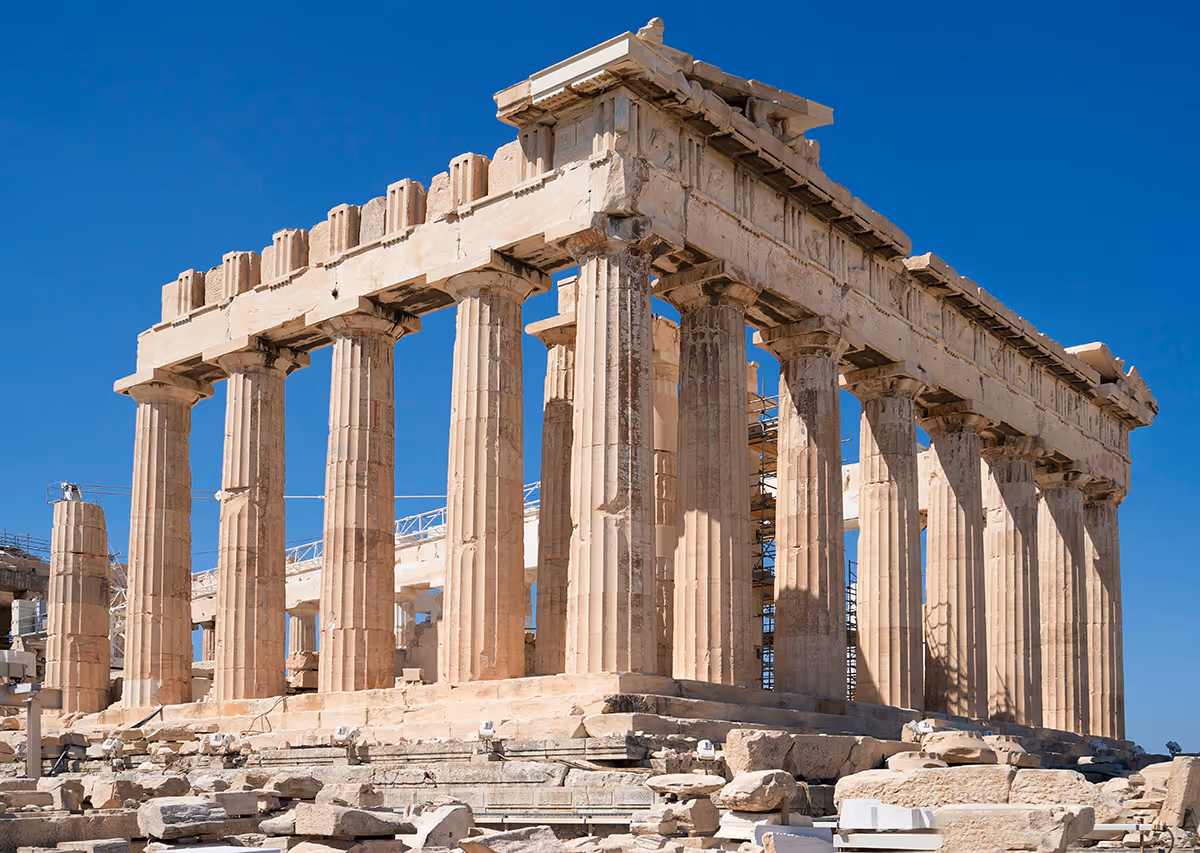 Der Parthenon-Tempel auf der Athener Akropolis unter klarem blauen Himmel.
